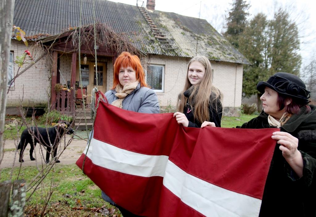 Daukstu pagasta “Priednieku” mājās Latvijas valsts karogs vienmēr ir uzlūkots un glabāts kā svētums. Dita Grigore atceras, ka tad, kad viņas tēvs Eduards, kura vairs nav šajā pasaulē, cēlis mastā sarkanbaltsarkano karogu, pārējie ģimenes locekļi dziedājuši Latvijas himnu, bet kaimiņi iznākuši savos pagalmos klausīties. “Tā mani vecāki lūdza Dievam svētīt ne tikai Latviju, bet arī tās zemes kopējus,” saka Dita, kura, ikdienā strādādama par skolotāju Gulbenes 2.vidusskolā, rod laiku, lai koptu senču zemi. Tā ir viņas piederība Latvijai. Šo piederību savai valstij viņai savulaik iemācījusi mamma Anna, to viņa tagad māca savai meitai Annijai Sintijai Tomai. Ditas ģimene pārdzīvo arī Francijā notiekošo. “Par to nevar nerunāt un nedomāt, jo notikušais neskar tikai konkrētu valsti, bet visu pasauli. Tagad Latvijai gan iekšpolitiski, gan ārpolitiski jāpārdomā savi komentāri. Tas jādara ne tikai valdībai, bet katram cilvēkam personīgi. Ir jāapzinās, kā un ko mēs rakstām saviem draugiem ārvalstīs e-pastā un dažādās citās datu bāzēs, jo nekad nezinām, kā mūs sapratīs citi cilvēki. Mums ir jārāda un jāvēstī savs lokālpatriotisms citiem tik lojāli, lai tas netracinātu citu valstu un citu reliģiju cilvēkus,” uzskata Dita. 	
Autors: Gatis Bogdanovs