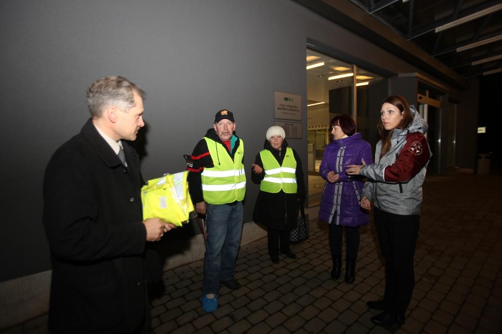 Lai saņemtu gaismu atstarojošās vestes, Aldis un Dzintra Carevi (vidū) uz Ceļu satiksmes drošības direkcijas Gulbenes nodaļa devās paši. Viņi atzinīgi vērtēja šo kampaņu un iespēju par brīvu saņemt vestes. 	
Autors: Evita Brokāne
