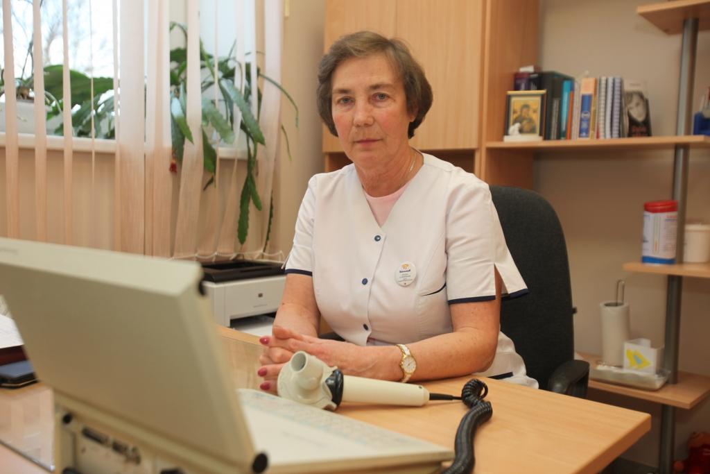 Iemīļota ārste. Pie Jūlijas Landsmanes vienmēr ir pacientu rinda. Augšējo elpošanas ceļu saslimšanas gadījumā viņa ir vislabākais palīgs. 	
Autors: Gatis Bogdanovs