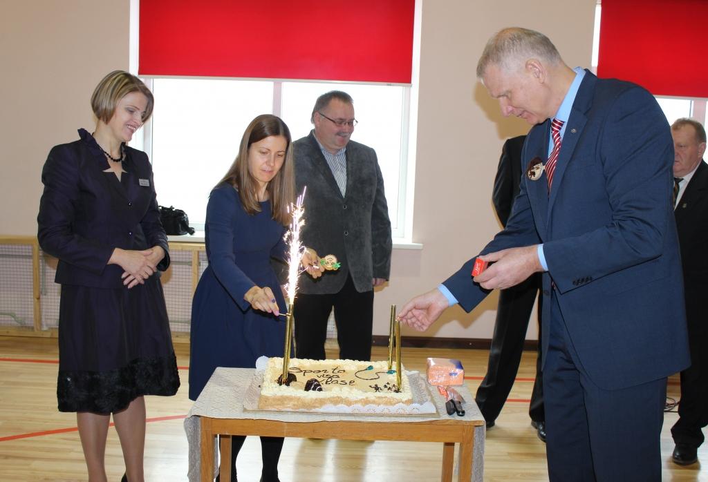 Madara Līduma (vidū) ir kļuvusi par Gulbenes 2.vidusskolas olimpisko patronesi jeb olimpisko audzinātāju, kā viņu nosauca bērni. Viņa centīsies izmantot katru iespēju, lai atbrauktu pie bērniem un kopīgi padarbotos.
Autors: Jana Igaviņa 