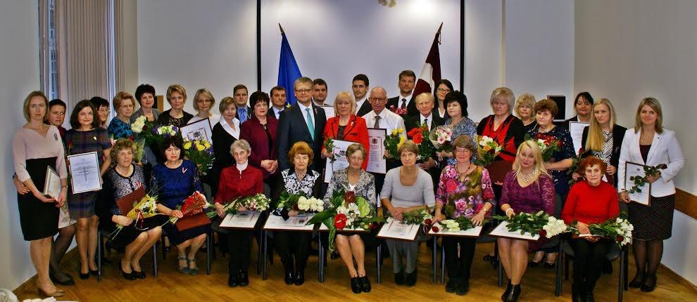 Veselības ministrs Guntis Belēvičs Rīgā svētku noskaņā veselības nozares darbiniekiem pasniedza ministrijas Atzinības rakstus.
Autors: no Veselības ministrijas arhīva