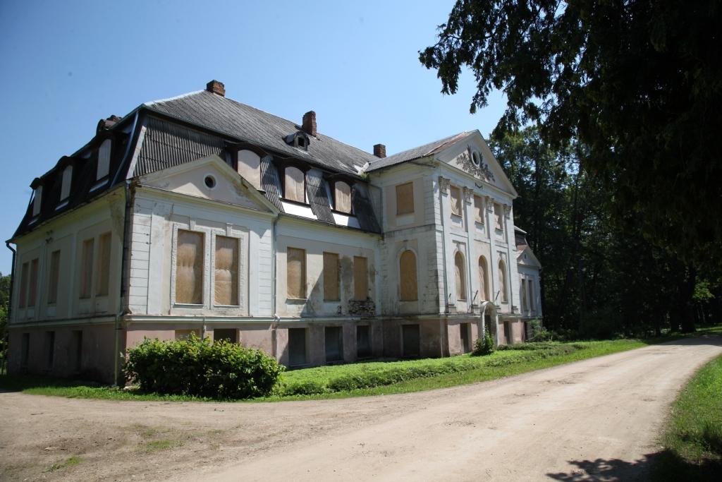 Tā saucamā Kalnienas jeb Kalna muiža līdz šim ir bijusi Rīgas SIA “Kalnienes muiža” īpašums. Bijusī Kalnienas pamatskola.
Autors: no Dzirksteles arhīva