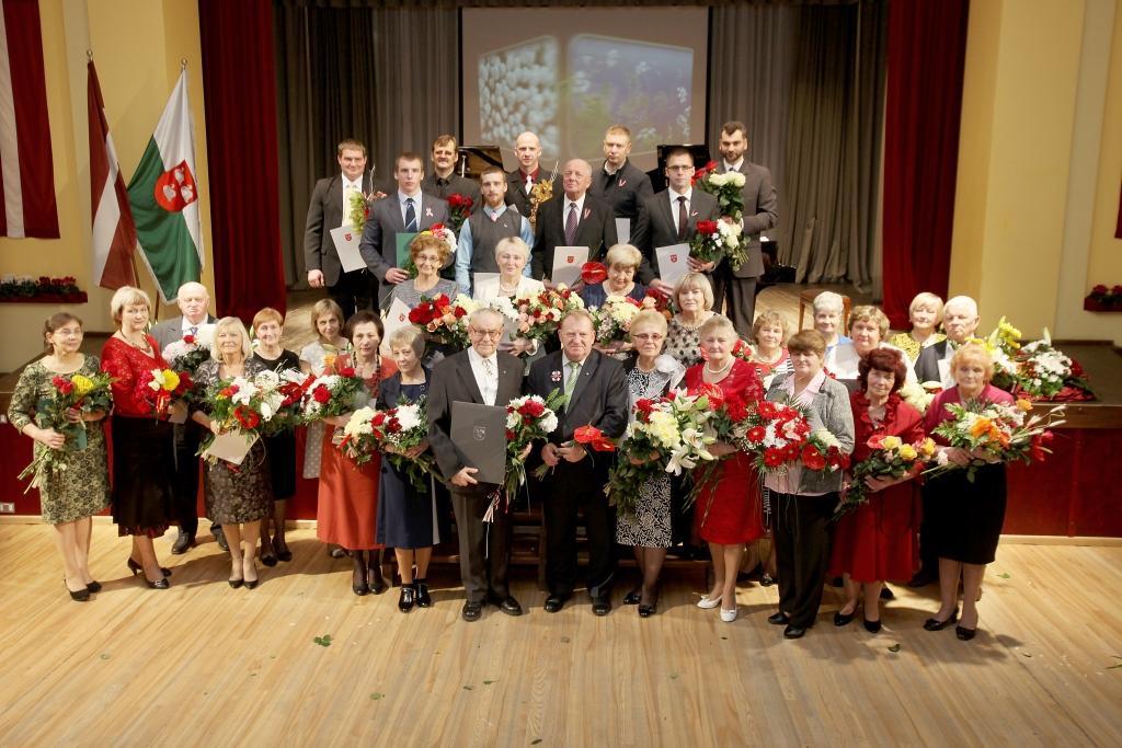 Visi kopā – Gulbenes pilsētas un arī novada cilvēki, kuri tika godināti Latvijas Republikas 97.gadadienā Gulbenes kultūras centrā, saņemot Izglītības un zinātnes, Veselības ministrijas, kā arī Gulbenes novada domes Goda, Atzinības un Pateicības rakstus. 	
Autors: Gatis Bogdanovs