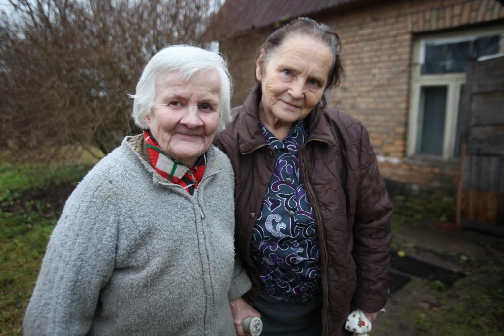 Līga Babre (no labās) un Ilga Kauliņa no Lejasciema pagasta Mālmuižas var lepoties ar saviem dēliem, kuri ir gatavi aizstāvēt savu Latviju, dzimto pagastu un māju. 	
Autors: Gatis Bogdanovs