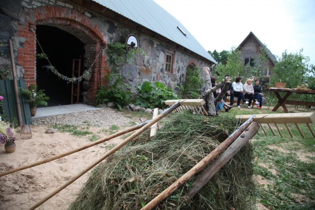 Šovasar Daukstu pagasta “Dekteros” tika atklāta senlietu ekspozīcija, ko var doties apmeklēt ikviens interesents. Šeit apskatāma arī saimnieces Jolantas Kuprovskas kurpīšu kolekcija. 		
Autors: no “Dzirksteles” arhīva
