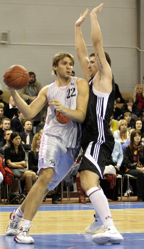 Kaspars Cipruss ir spēlējis dažādās augstākās līgas komandās, ir pārstāvējis arī Latvijas izlasi. 	
Autors:  “Leta”