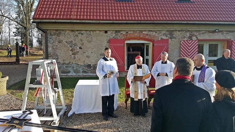  Baznīcas zvanu un krustu iesvētīja Latvijas Romas katoļu baznīcas kardināls, viņa eminence bīskaps Jānis Pujats.
Autors: www.gulbene.lv