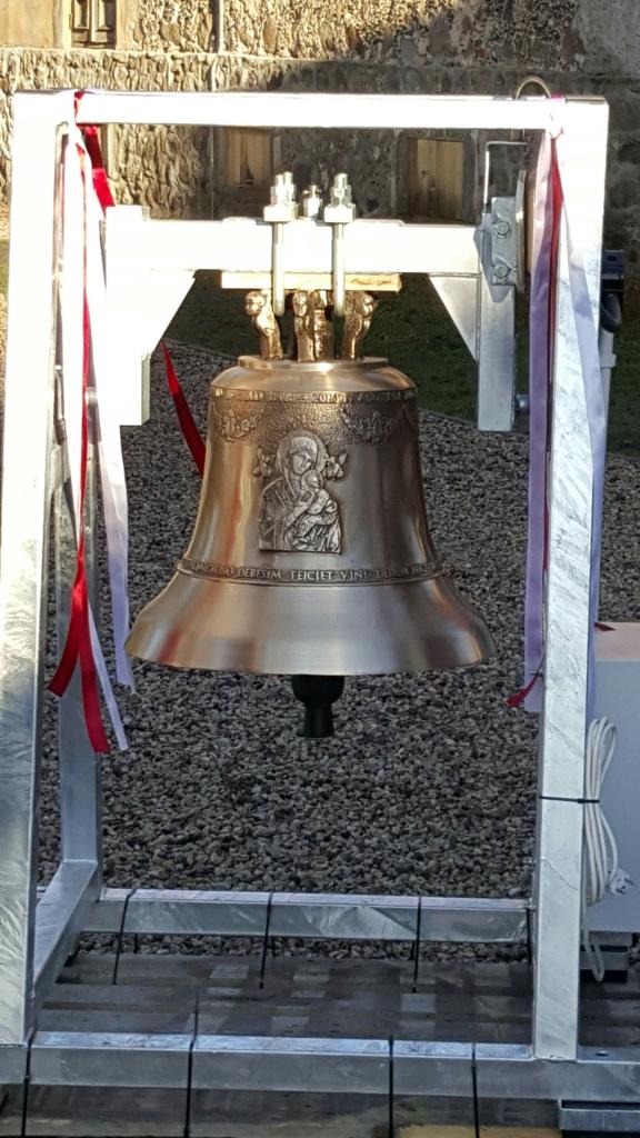 Zvans tika izgatavots Polijas vēsturiskajā rūpnīcā, kas gatavo baznīcu zvanus kopš 1808.gada. Zvanā iegravēti vārdi “Par dzīvību”, kā arī, ka tas ir veltījums Rankas muižas atdzimšanai no Ābolu ģimenes. 
Autors: Māris Jansons