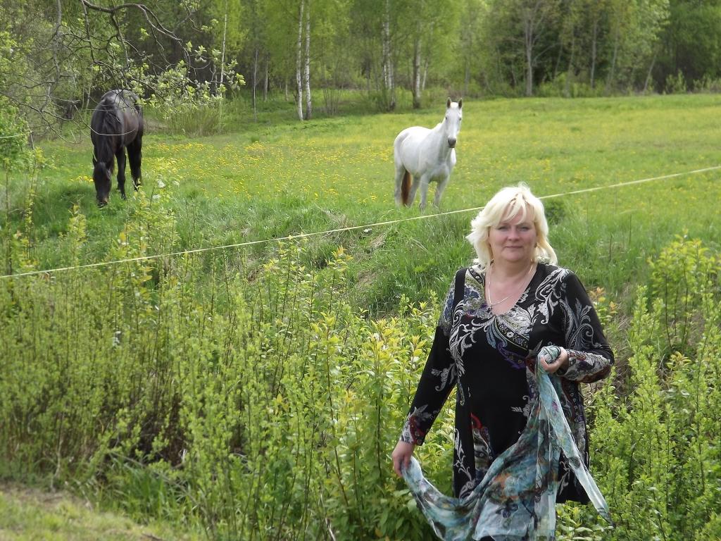 Stradu pagasta radošās studijas “Magone” vadītāja Daiga Kalinka iesaistīties studijas radošo ideju kalvē aicina ikvienu, kam patīk apgleznot zīdu, veidot dekupāžu, rotas, lakatus vai kā citādāk mākslinieciski izpausties. 	
Autors: no personiskā arhīva