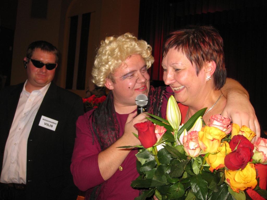 Miesassargs Vilis un gaišreģe Mirdza neļāva Edītei Siļķēnai (no labās) ne brīdi skumt viņai veltītajā dzimšanas dienas ballē. 	
Autors: Diāna Odumiņa