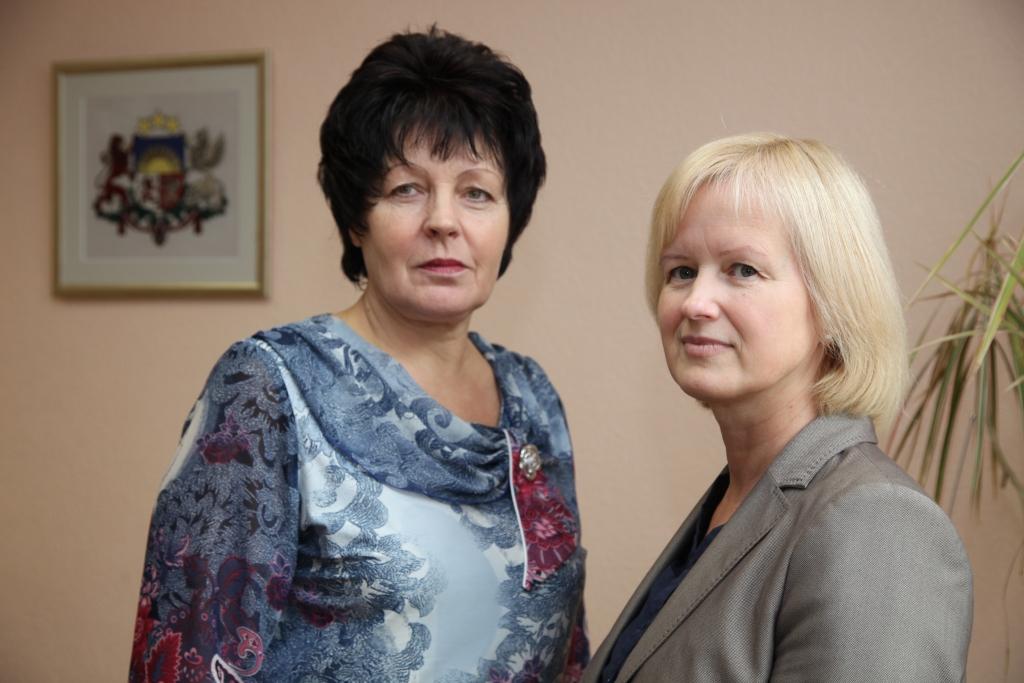 Nodarbinātības valsts aģentūras Gulbenes filiāles darbiniecēm Ingai Apsītei (no labās) un Līgai Paiderei Latvijas valsts svētki bija īpaši, jo tika saņemti apbalvojumi par atbildīgi un kvalitatīvi veiktiem sava darba pienākumiem. 	
Autors: Gatis Bogdanovs