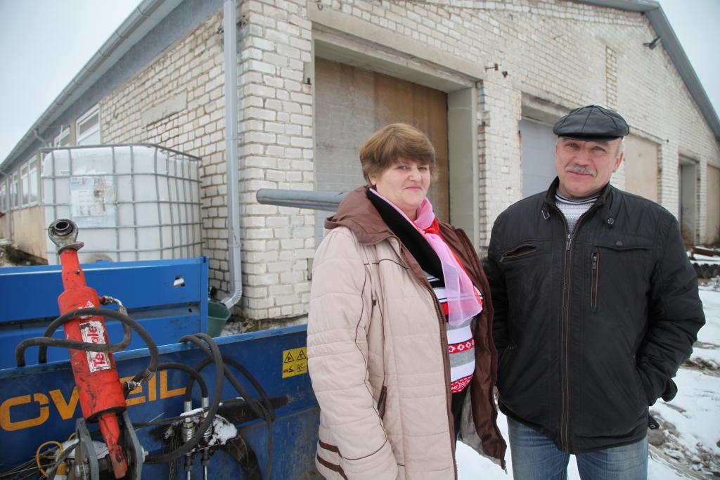 Valsts svētkos Gulbenes novada Atzinības rakstu saņēma arī Līgo pagasta zemnieku saimniecība “Vanagi” par ieguldītajām investīcijām un uzņēmējdarbības attīstību savā pagastā. Ņinas un Vladimira Mavrinu “Vanagi” ir lielāko Līgo pagasta zemnieku saimniecību skaitā. Saimnieki veiksmīgi ir atjaunojuši kādreizējās kopsaimniecības liellopu kompleksa korpusus un nodarbojas ar piena lopkopību, dodot darbu arī vietējiem pagasta cilvēkiem.
Autors: Gatis Bogdanovs