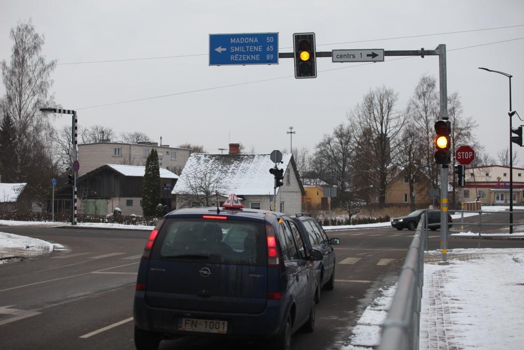 Rīgas un Blaumaņa ielas krustojumā luksoforos šobrīd mirgo dzeltenais signāls. Autovadītājiem ir jābrauc atbilstoši cela zīmēm. 	
Autors: Evita Brokāne