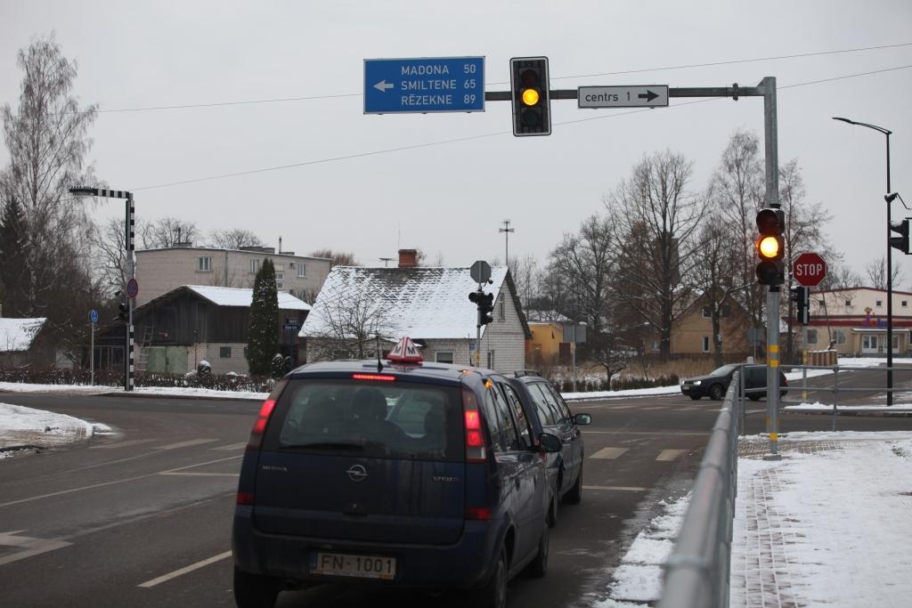 Rīgas un Blaumaņa ielas krustojumā luksoforos šobrīd mirgo dzeltenais signāls. Autovadītājiem ir jābrauc atbilstoši ceļa zīmēm. 	
Autors: Gatis Bogdanovs