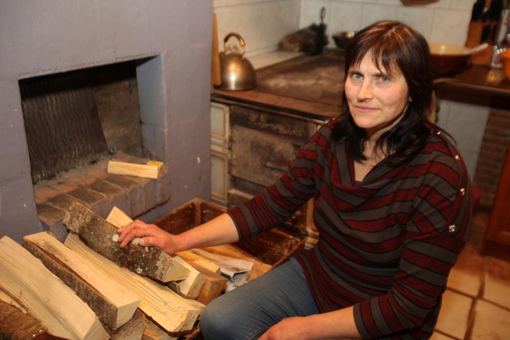 Ligita Degune pati cep maizi pēc senajām tradīcijām īstā maizes krāsnī. Maizīti savulaik cepusi arī viņas vecmamma un arī mamma. 	
Autors: Gatis Bogdanovs