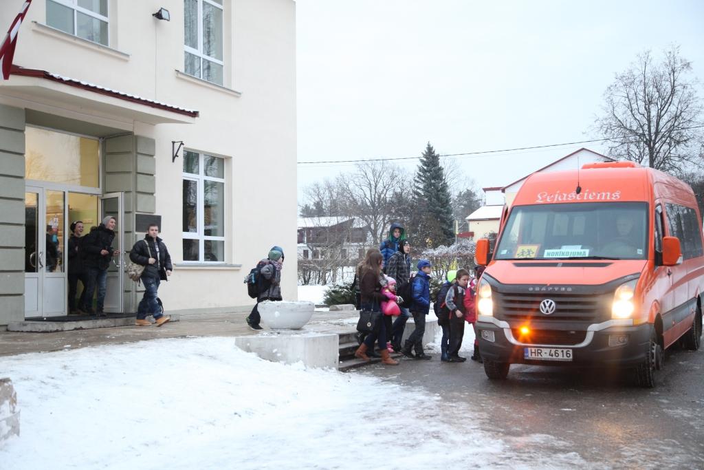 Kā izsekot līdzi skolēnu autobusu maršrutiem? Par to prāto Gulbenes novada deputāti, kuri vēlas ieviest kārtību un vienotus spēles noteikumus vismaz savā pašvaldībā. Taču valsts politika stāv pāri visam un atraisa rokas skolām. 	
Autors: Gatis Bogdanovs