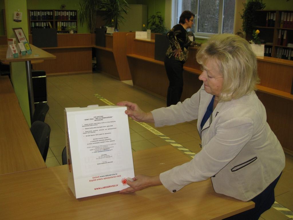 šajā kastē ikviens var iemest čeku vai kvīti, lai Valsts ieņēmumu dienests to pārbaudītu, saka dienesta Gulbenes klientu apkalpošanas daļas vadītāja Irēna Kokoreviča. 	
Autors: Diāna Odumiņa