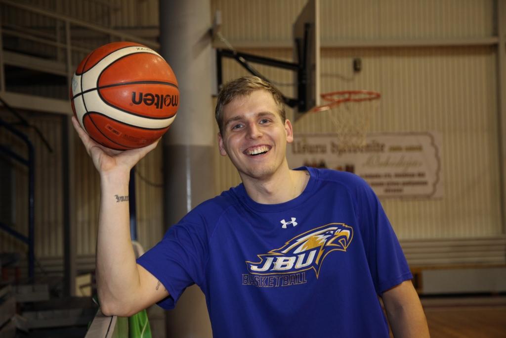 “Izejot laukumā, esmu pavisam cits cilvēks. Tā ir vieta, kur es varu atbrīvoties, kur varu būt brīvs,” saka 
Ronalds Elksnis. 	
Autors: Gatis Bogdanovs 