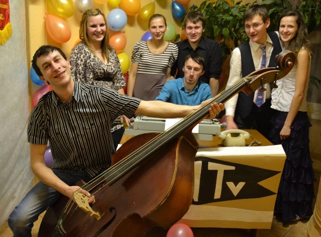 2014.gada 22.martā ģimeņu vakarā Kalnienā. Priekšplānā - Vitālijs Pavelčuks, no labās - Krišjānis Upāns, Dāvis Upāns, pa vidu - Jānis Krēsliņš.	
Autors: no personiskā arhīva