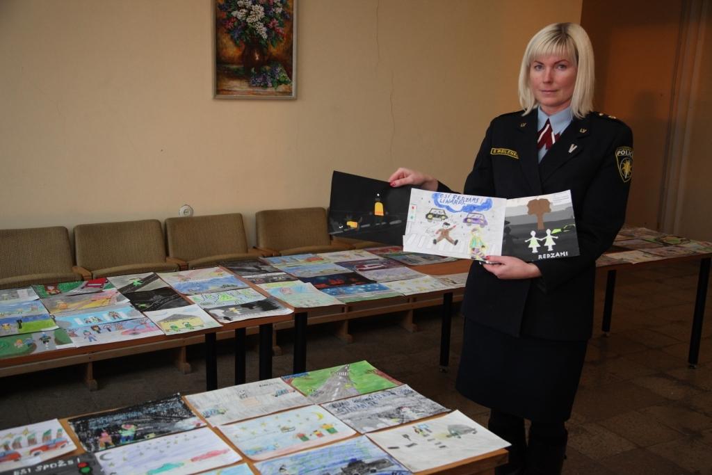 Sandra Vasiļenko atzīst, ka visi iesūtīto zīmējumu autori bija centušies un izvēlēties labākos policijas darbiniekiem bija grūti. Labākie trīs autori saņems balvas. 
Autors: Gatis Bogdanovs