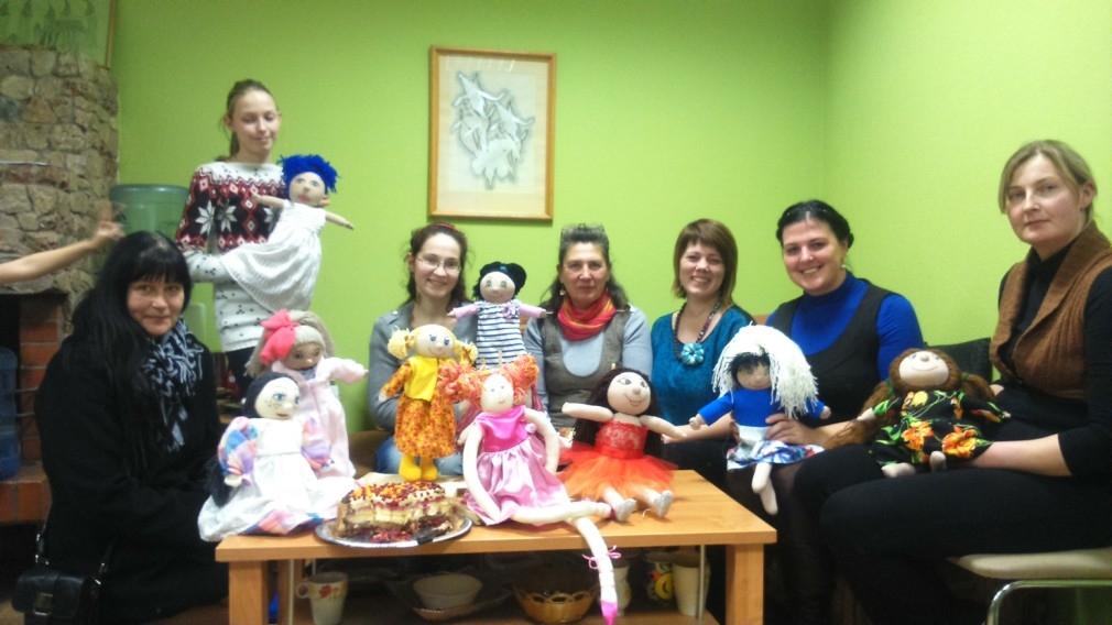 Evitas Zālītes leļļu darbnīcas nodarbības Galgauskā. 
Autors: no personiskā arhīva