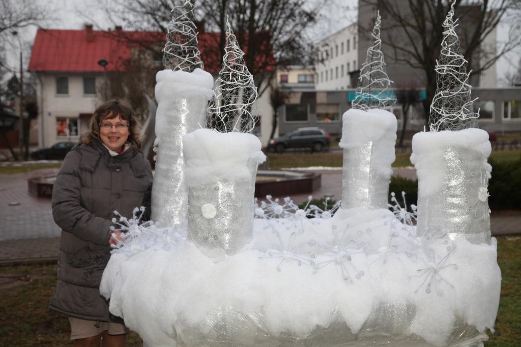 Gulbenes pilsētas centrālajā skvērā pirmajā adventē iemirdzējās salona “Saulespuķe” floristes Ineses Baumanes veidotais apjomīgais vainags, kas šogad atšķiras no iepriekšējo gadu adventes vainagiem. Pati floriste bilst, ka ļāvusies kaut kam jaunam.
Autors: Gatis Bogdanovs