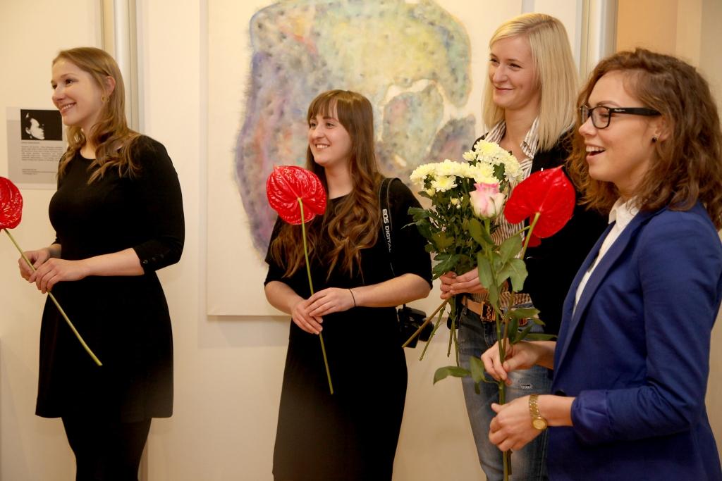 Izstādes atklāšanā tika sveiktas četras no desmit jaunajām māksliniecēm – Ieva Korne (no kreisās), Ilze Egle, Rasma Pušpure un Una Mikuda.	
Autors: Gatis Bogdanovs