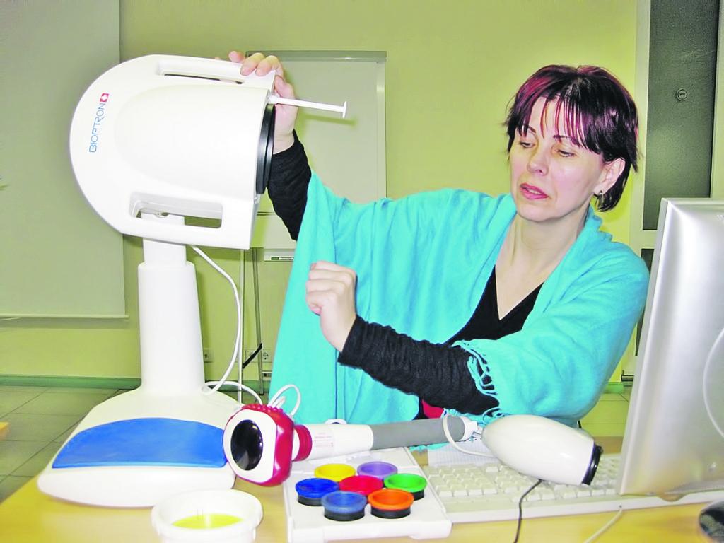 Elita Goldmane izmanto arī krāsu terapijas aparātu “BIOPTRON”, ko lieto arī fizioterapijā.