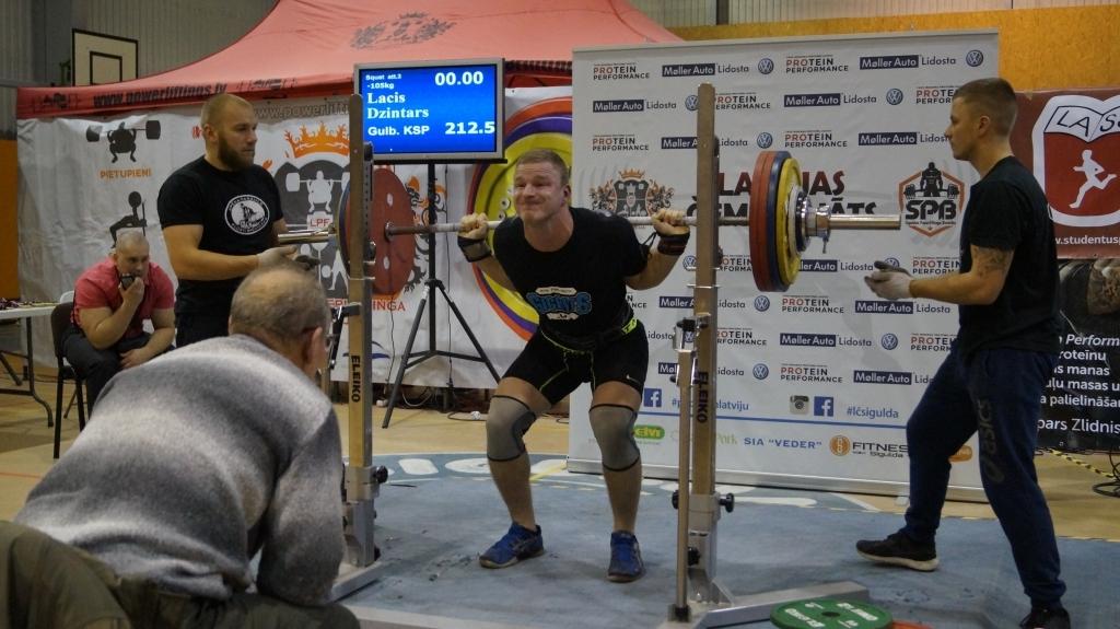 Latvijas čempiona titulu svara kategorijā līdz 105 kilogramiem izcīnīja Dzintars Lācis. 	
Autors: no personiskā arhīva