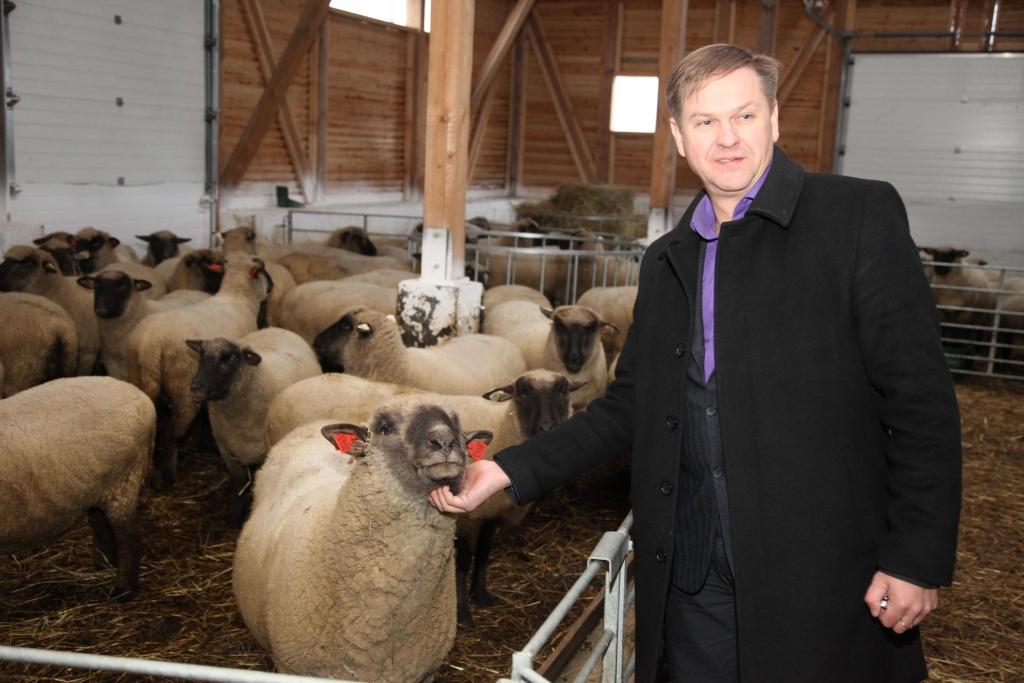 “Mēs ar Kasparu (fotografēšanās brīdī nebija klāt) nepiederam tiem, kuri par katru cenu mēģina atdzīvināt biznesu, kas nedod gaidīto rezultātu. Šodien ir cits dzīves ātrums, tāpēc, ja vēl pēc kādiem gadiem sapratīsim, ka kaut kas ir jāmaina, to arī darīsim,” saka viens no saimniecības “Dibeniņi” īpašniekiem Normunds Mazūrs. 
Autors: Gatis Bogdanovs