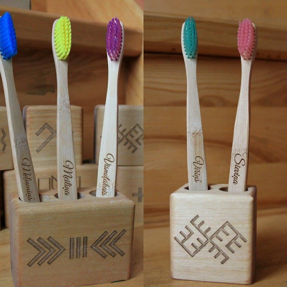 Mācību uzņēmums piedāvā zobu birstītes ar īpašu apdruku. 
Autors: no personiskā arhīva