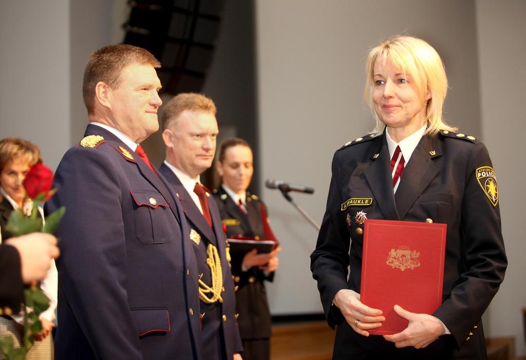 Pulkvežleitnante Arta Kraukle saņēma Iekšlietu ministrijas Goda rakstu. Viņu sveic Valsts policijas priekšnieks Ints Ķuzis (no kreisās) un Vidzemes reģiona pārvaldes priekšnieks Imants Mitrošenko. 	
Autors: Gatis Bogdanovs 