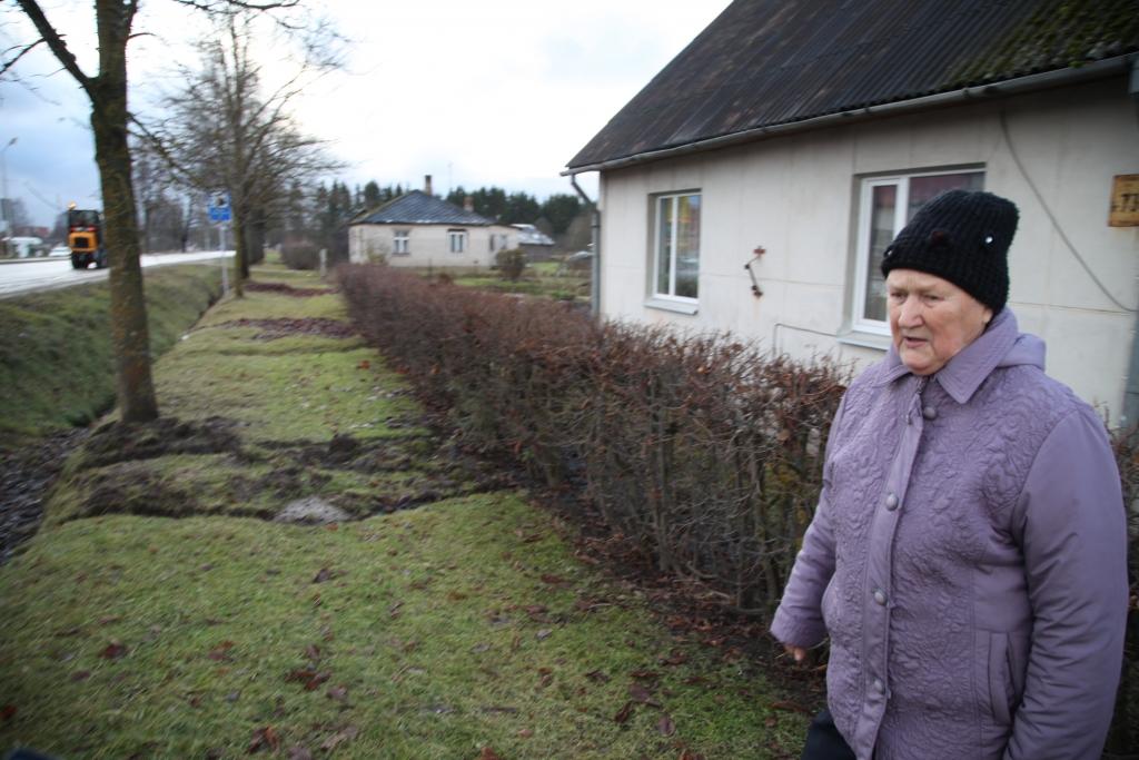 Brīvības ielas 73.nama saimniece Valentīna Kupriša jau ilgāku laiku cīnās ar notekūdeņu problēmu. Viņa pat izrakusi mazus grāvīšus no mājas uz lielo grāvi ielas malā, lai tur aiztecētu virsējie notekūdeņi. 
Autors: Gatis Bogdanovs