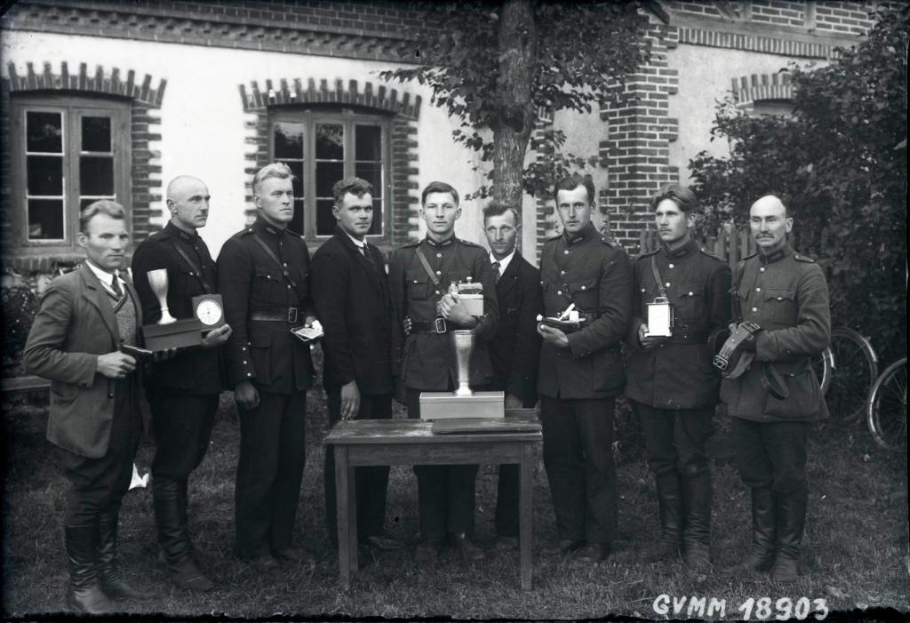 Šaušanas sacensību godalgoto vietu ieguvēji ar balvām pie Ramkas (Ranka) pagasta nama, trīsdesmitie gadi. 
Autors: R.Apinītis