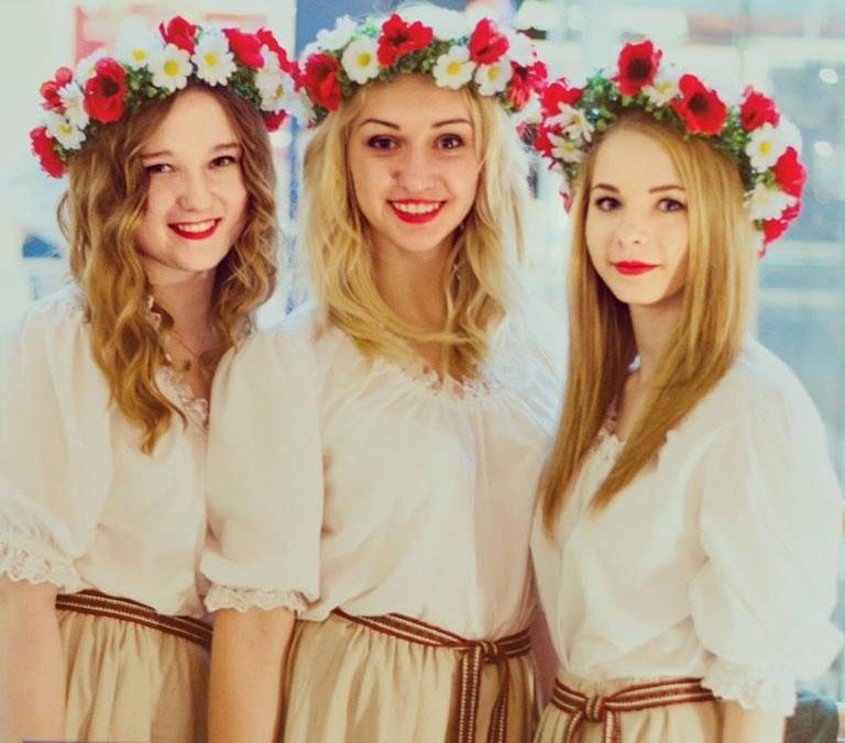 Skolēnu mācību uzņēmumu gadatirgū Alise Krukovska (no kreisās), Krista Gargurne un Egita Garā bija piedomājušas arī pie efektīga vizuālā tēla. 
Autors: no personiskā arhīva