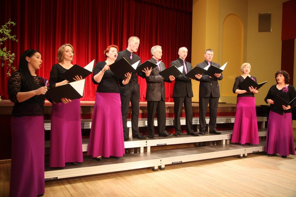 Jauktais vokālais ansamblis “Akcents” šā gada maijā vokālo ansambļu skatē Gulbenē. (No labās)  vadītāja Ineta Maltavniece, Tatjana Ļapere, Vitauts Bošs, Aigars Homčenko, Guntars Šmits, Eižens Petrovičs (šobrīd nedzied), Janeta Bačinska, Daiga Ritmane un Evelīna Maltavniece. Fotogrāfijā nav Ramonas Liepiņas. 		
Autors: Gatis Bogdanovs