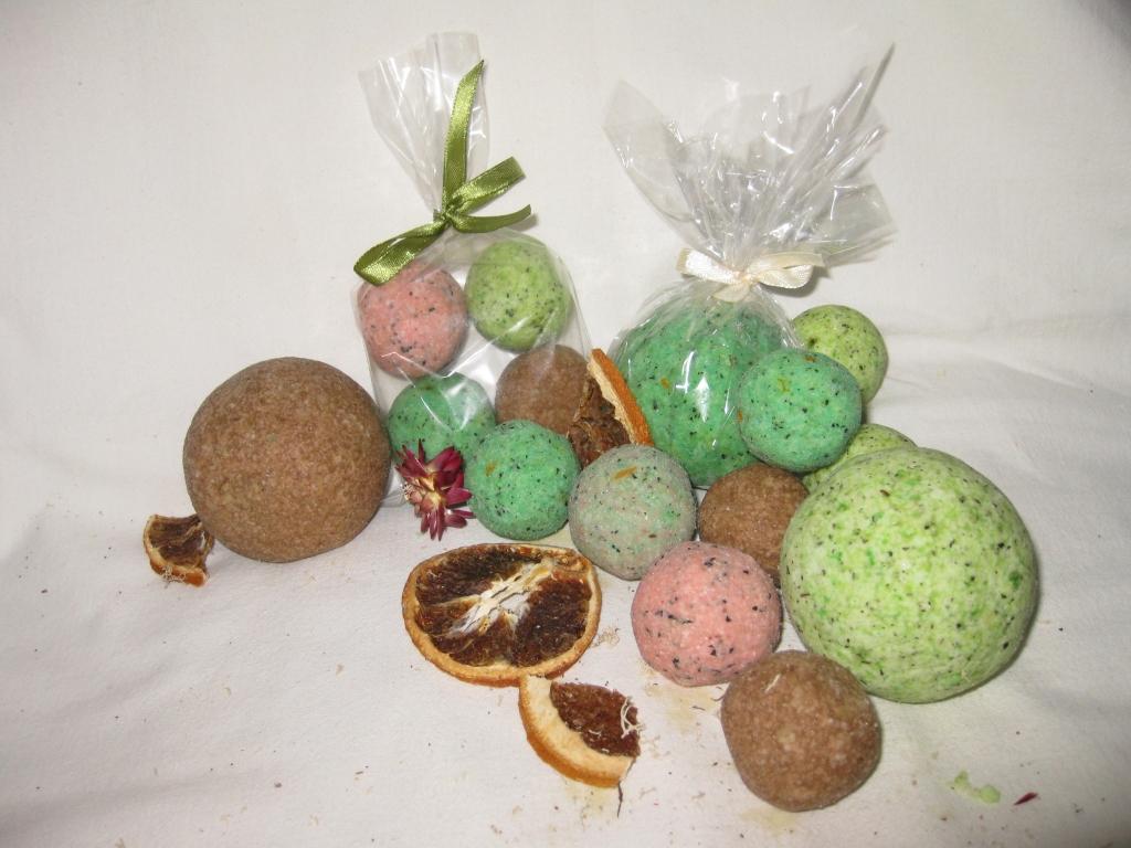 Lai izgatavotu burbuļojošas vannas bumbas, tām klāt var pievienot šķipsniņu fantāzijas, pieliekot masai klāt sev vēlamās sastāvdaļas – piparmētru, kafijas biezumus, kanēli un citas. Lai tās iegūtu zaļu krāsu, pievienota zaļa pārtikas piedeva, brūnajām vannas bumbām – kakao un mandeļu eļļa.  	
Autors: Monta Zelža