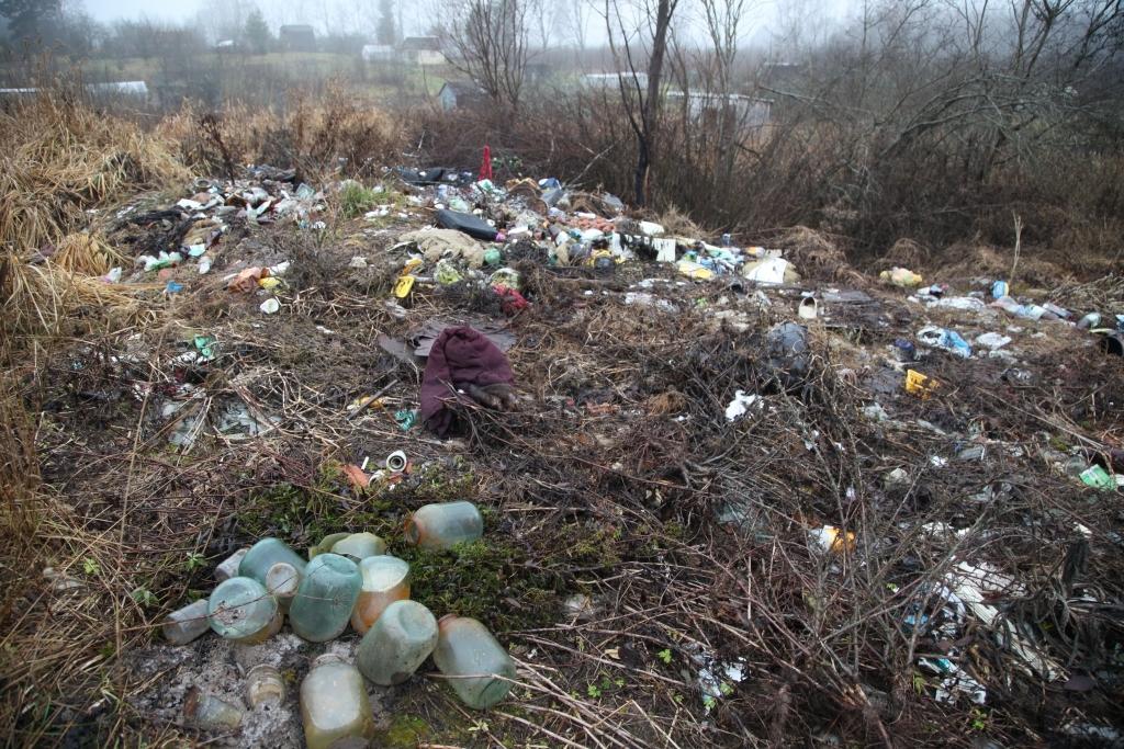 Ievugravas mazdārziņu teritorijā ir izveidota nelegāla atkritumu izgāšanas vieta. 
Autors: Gatis Bogdanovs