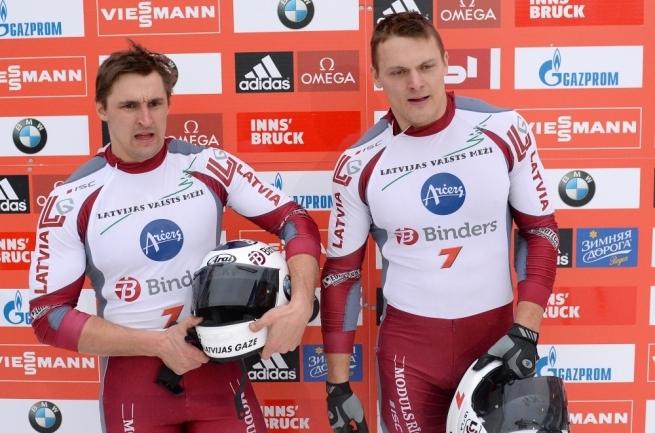 Latvijas vadošā bobsleja pilota Oskara Melbārža ekipāža sestdien, 5.decembrī, izcīnīja otro vietu arī Vinterbergas trasē Vācijā notiekošā Pasaules kausa jaunās sezonas otrā posma divnieku sacensībās.
Autors: www.focus.lv