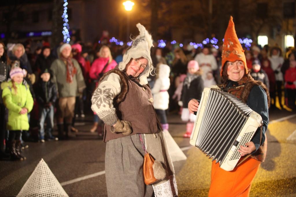 Gulbenes bērni ir atraktīvi un labprāt iesaistās rotaļās! Tāda ir Gaujas rūķu atziņa pēc ciemošanās pilsētas galvenās egles iedegšanas pasākumā. Režisore Ilvita Kļaviņa priecājas arī par to, ka rūķi bija tautiski. Tātad arī svētki izdevās gan mūsdienīgi, gan latviski. 	
Autors: Gatis Bogdanovs