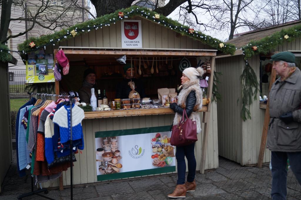 Gulbenes novada mājražotāji un amatnieki Ziemassvētku tirdziņā Esplanādē piedāvā dažādus pašu ražotus un darinātus produktus. 	
Autors: no personiskā arhīva