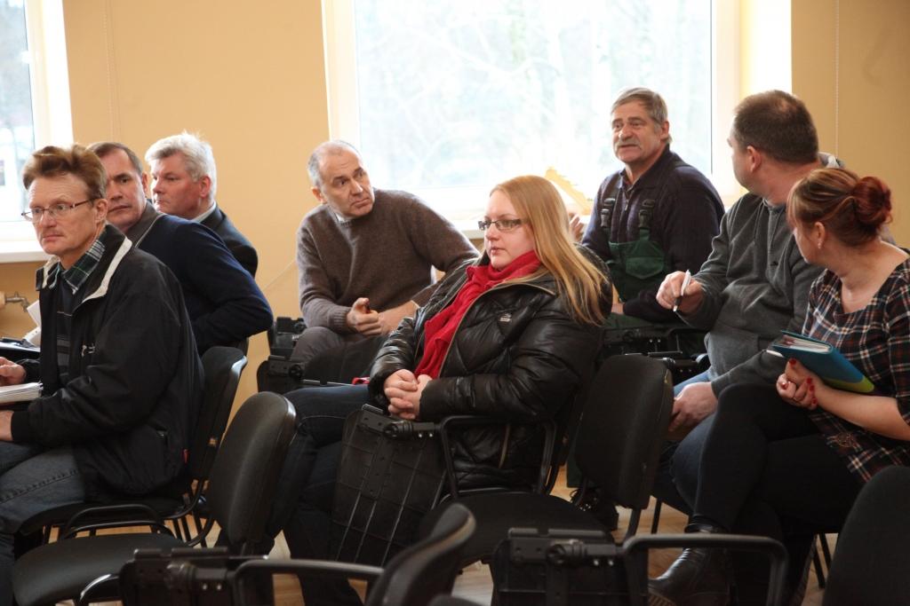 Ar sašutumu iedzīvotāji uztver ziņu par to, ka var zaudēt daudzdzīvokļu māju uzkrāto apsaimniekošanas naudu. “Kas mums tagad ir jādara?” - šis jautājums novada domes priekšsēdētāja vietniekam Andim Caunītim vakar tikai izteikts vairākkārt. Atbilde – mājas dzīvokļu īpašniekiem ir jāsasauc kopsapulce un jānobalso par atteikšanos no SIA “Energo pārvalde” pakalpojumiem. 		
Autors: Gatis Bogdanovs