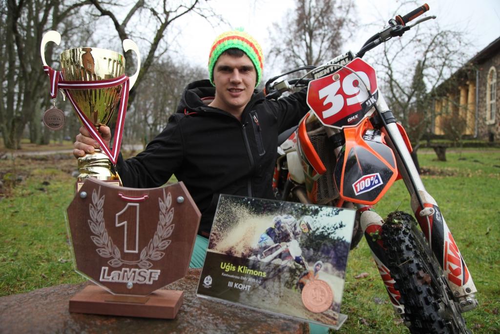 Uģim Klimonam šī bijusi veiksmīga sezona. “Man patīk braukt gan motokrosā, gan arī enduro krosā. Es uzskatu - galvenais, lai pašam ir prieks par to, ko dari,” viņš saka. 	
Autors: Gatis Bogdanovs
