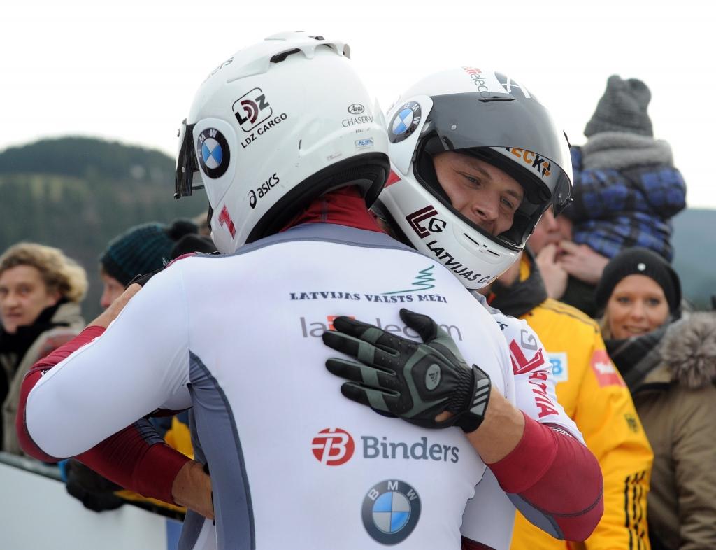 Daumants Dreiškens un Oskars Melbārdis sveic viens otru ar izcīnīto 2.vietu Pasaules kausa otrā posma sacensībās divnieku ekipāžām. 	
Autors:  “Leta” - EPA