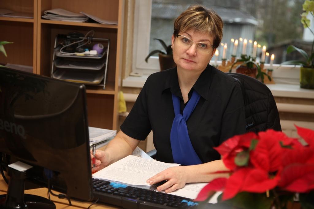 “Gribu, lai cilvēki saprot, ka viņi savā mājā ir saimnieki un neviens cits viņu vietā necīnīsies, ja viņi paši to nedarīs,” saka SIA “Gulbenes nami” nekustamā īpašuma pārvaldniece Vita Aleksāne.
Autors: Gatis Bogdanovs 