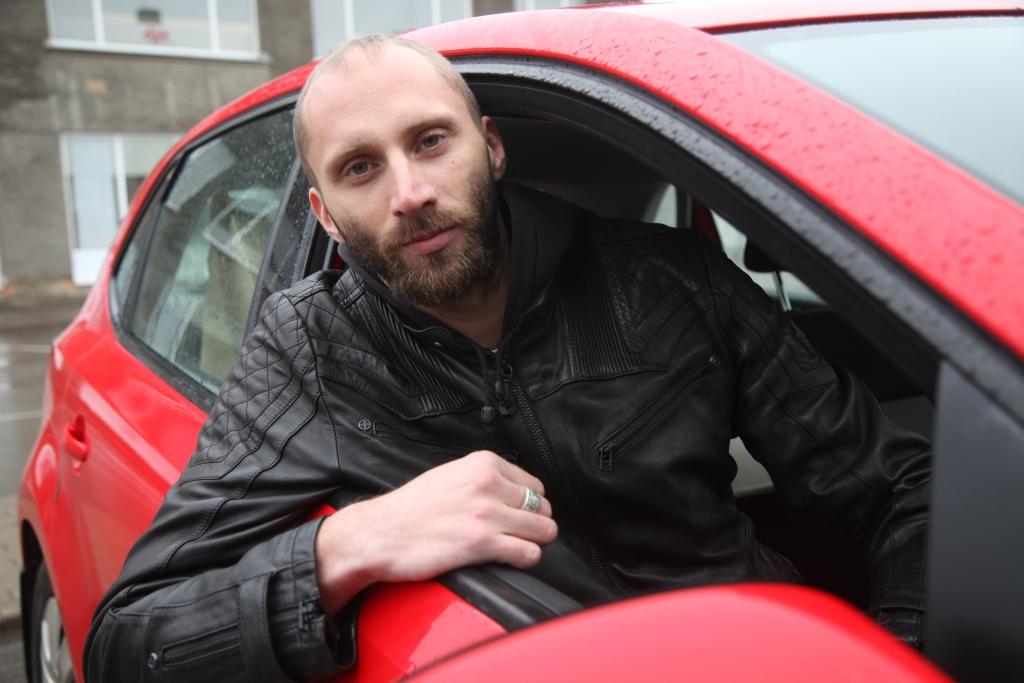 Jauno mākslinieku Ingu aizrauj dažādas radošas nodarbes, taču nepatīk - vienveidība. 
Autors: Gatis Bogdanovs