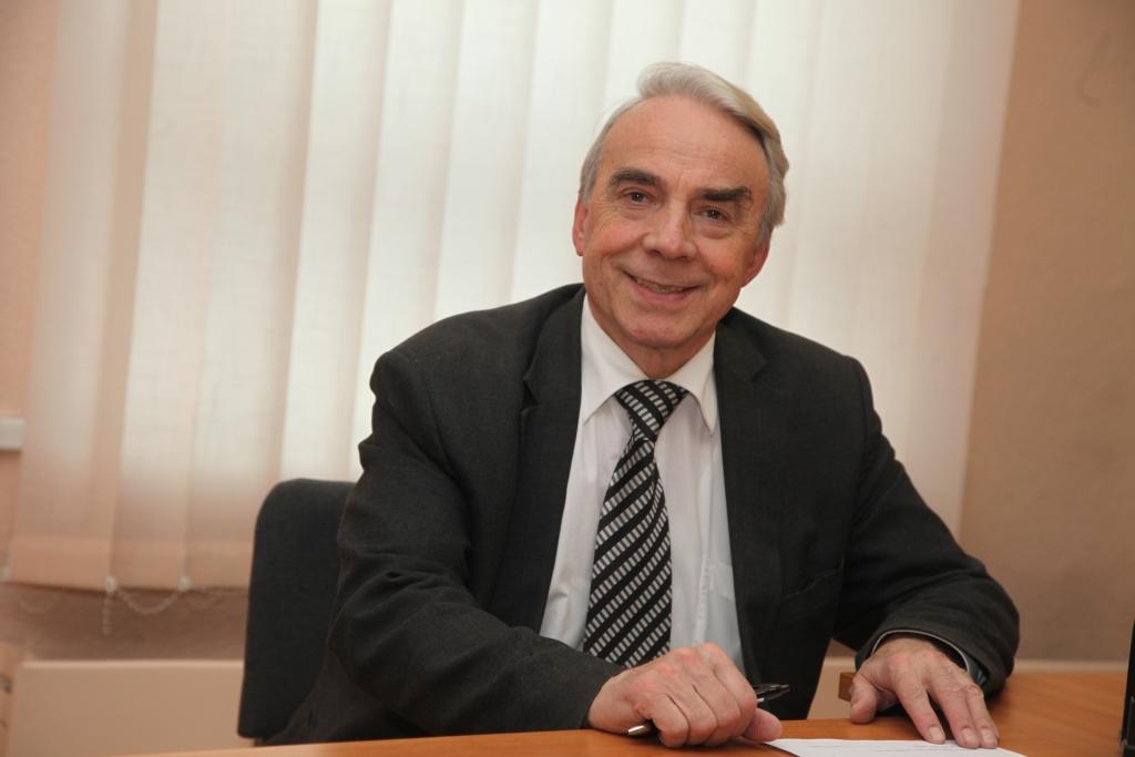 “Es varētu arī nestrādāt, bet vienmēr esmu bijis starp cilvēkiem. Es nevaru bez viņiem,” saka Vladimirs Lituņenko, kurš jau daudzus gadus vada Nodarbinātības valsts aģentūras Gulbenes filiāles kolektīvu. Ar to viņš ir kopā, gan risinot darba jautājumus, gan atpūšoties, gan piedaloties sporta pasākumos. 			 Foto: Gatis Bogdanovs