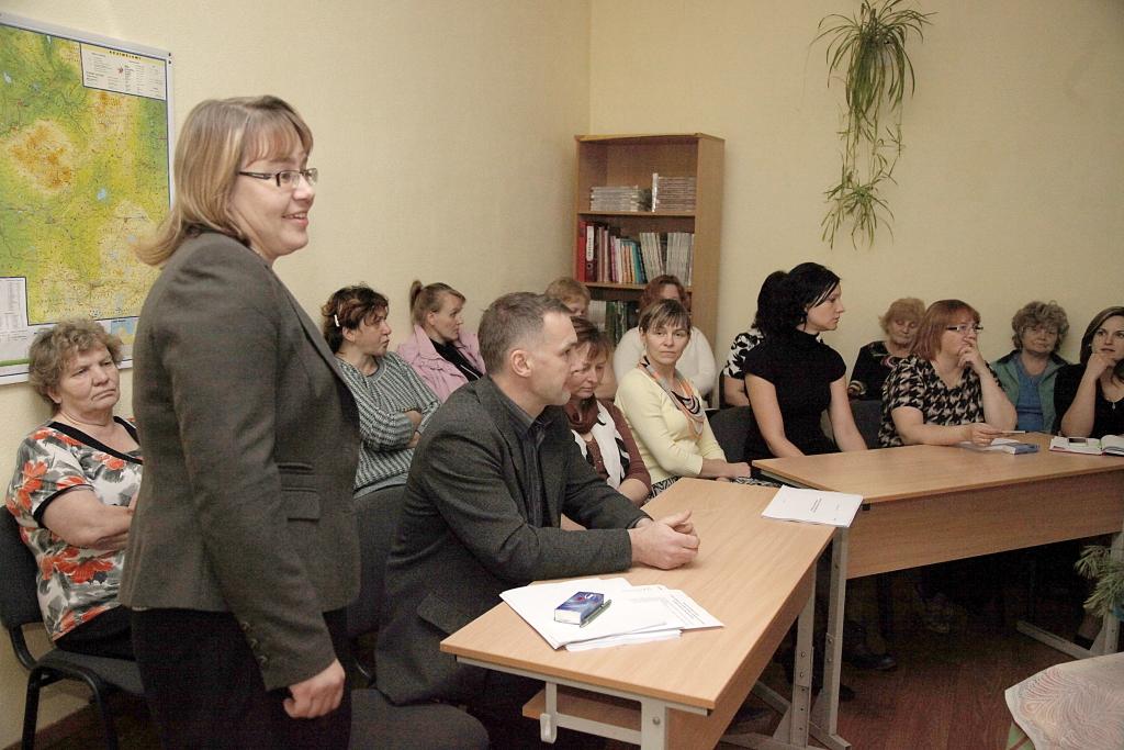 Daukstes pamatskolas direktore Anda Pelse (priekšplānā), tiekoties ar Gulbenes novada domes pārstāvjiem un vadību, tāpat kā viņas vadītais kolektīvs un skolēnu vecāki, vēlējās saņemt konkrētas atbildes par to, kas notiks ar skolēniem un pedagogiem, ja tiks pieņemts lēmums par šīs skolas slēgšanu. 		
Autors: Gatis Bogdanovs