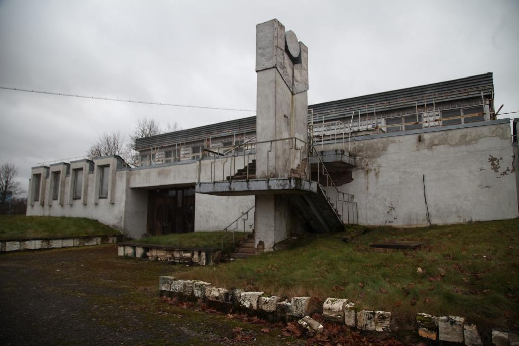 Nepelnīti atstāta novārtā. Tā var sacīt par Šķieneru sporta halli, kurai jau ir 30 gadu, bet lielāko daļu mūža šī ēka stāvējusi neapsildīta un nevienam nevajadzīga. Bet sākums bija cerīgs.    
Autors: Gatis Bogdanovs