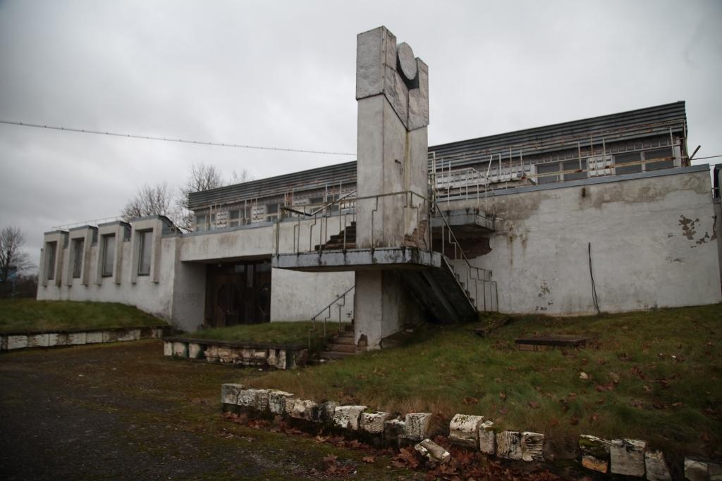 Nepelnīti atstāta novārtā. Tā var sacīt par Šķieneru sporta halli, kurai jau ir 30 gadu, bet lielāko daļu mūža šī ēka stāvējusi neapsildīta un nevienam nevajadzīga. Bet sākums bija cerīgs.    
Autors: Gatis Bogdanovs